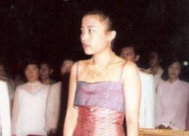 32年前，戴安娜和查尔斯访问泰国，惊艳泰王普密蓬，碾压颂妃