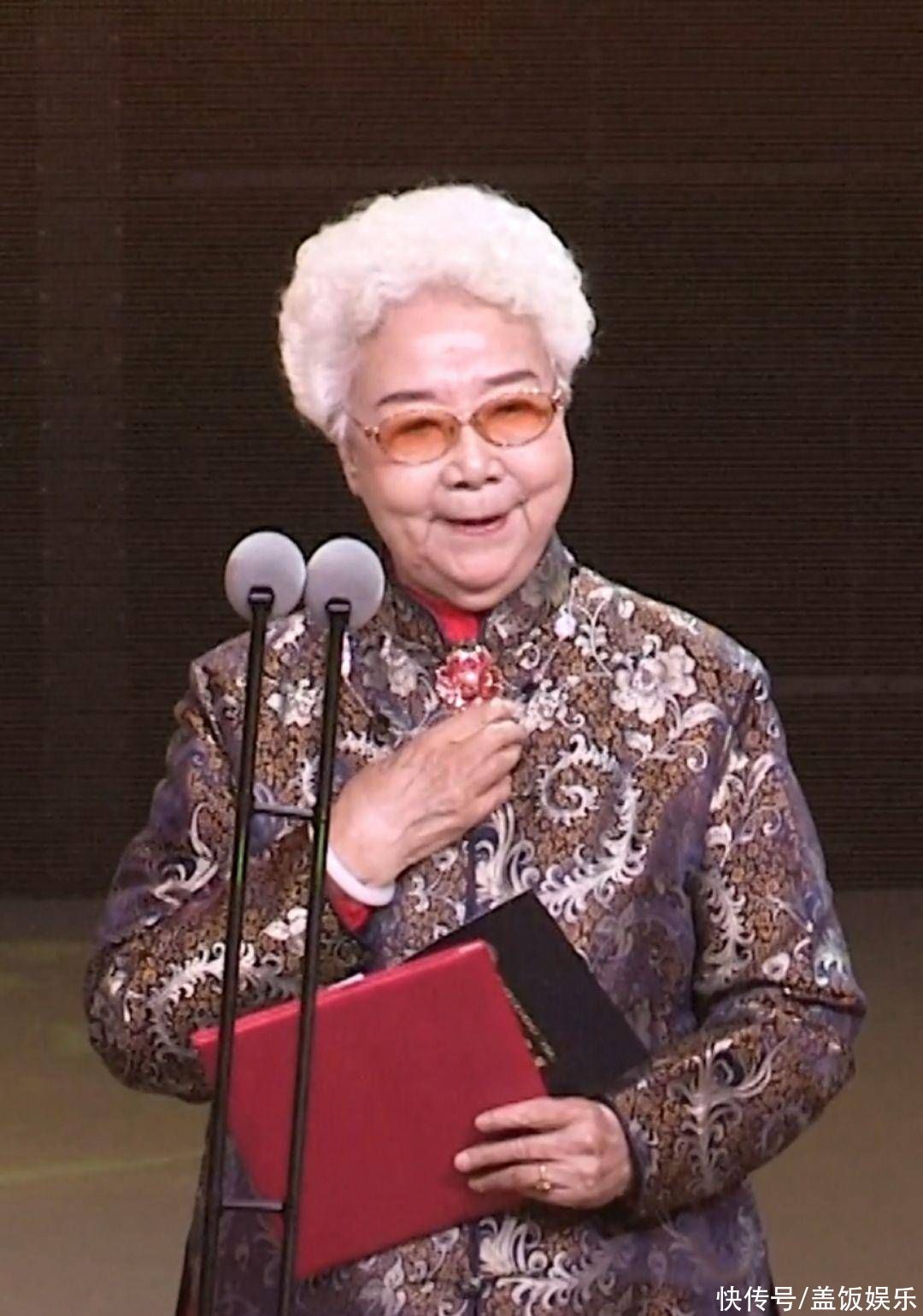 田华95岁寿宴众星云集!陈佩斯逐个鞠躬很谦卑,刘晓庆扮嫩笑开怀 - 360娱乐,你开心就好