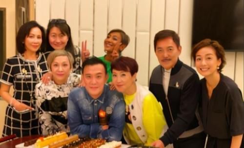 刘嘉玲为男性友人深夜庆生，这个动作太亲密，网友喊话梁朝伟
