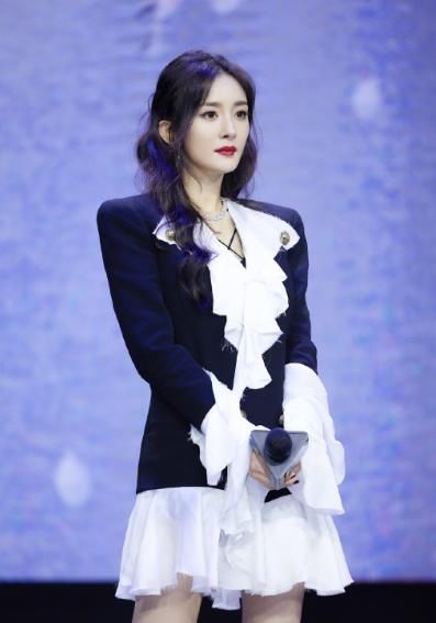 有种冤家叫杨幂王鸥，撞衫同款波点裙，对比像超模VS奶妈
