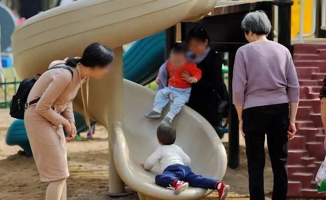 出门遛娃，48岁奶奶遇到48岁妈妈，两人差距真是一目了然