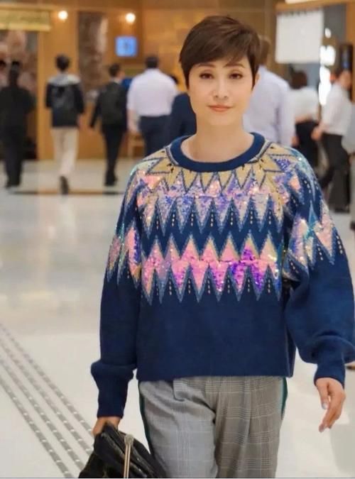 陈法蓉是气质型美女，穿彩色毛衣搭西裤，53岁也一样漂亮！