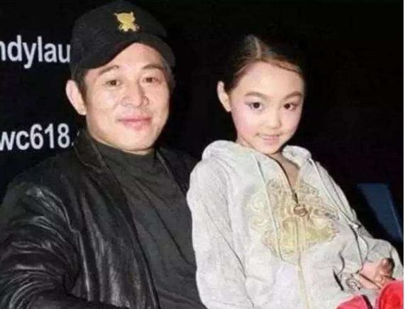 李连杰三女儿7岁为刘德华伴舞，8岁陪成龙走红毯，如今成这样