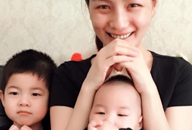 沙俊伯才是整容式长大，小时候撞脸宋仲基，如今发胖与沙溢复制！