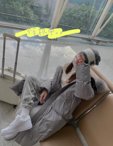 张子萱秀机场美照，踩着座椅凹造型，一个举动让她避免了争议