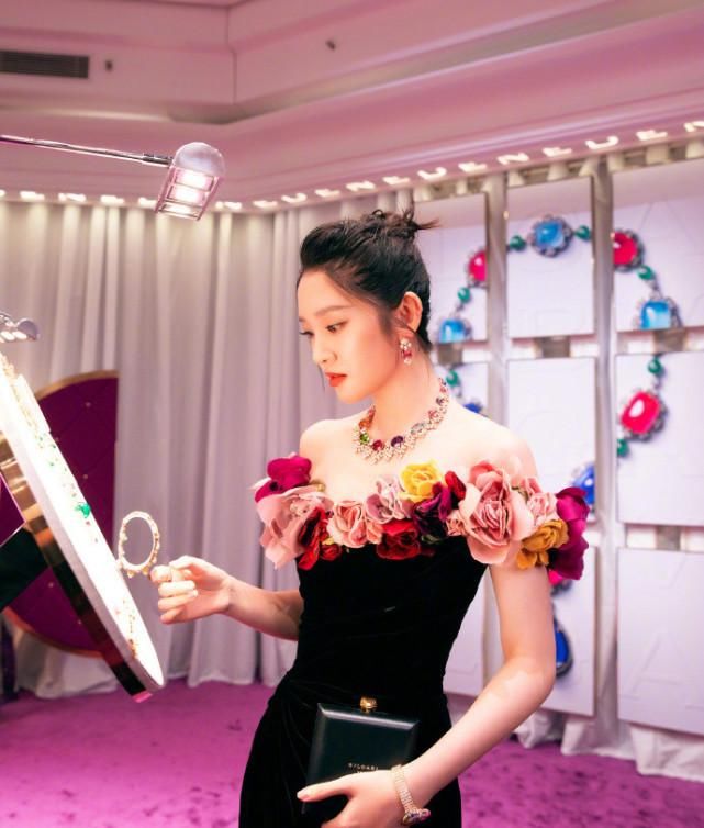 唐艺昕产后亮相，穿一袭修身花瓣裙，当妈之后也还是那么美！