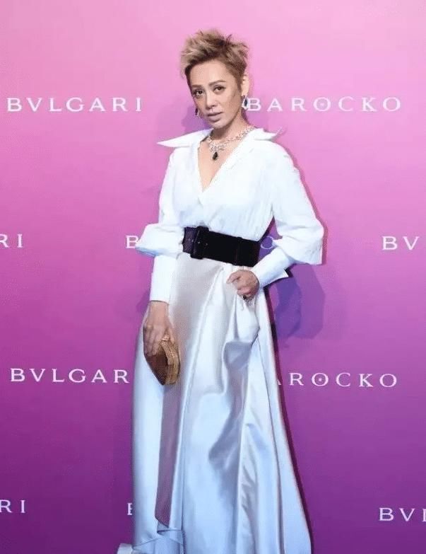 宁静活动生图流出，离开十级美颜滤镜，面容憔悴显老气