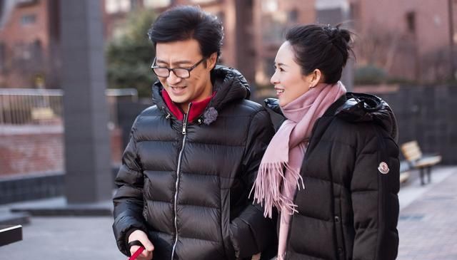 不怕老婆吃醋？汪峰深夜聚会送美女回家，章子怡产后忙捞金显疲惫