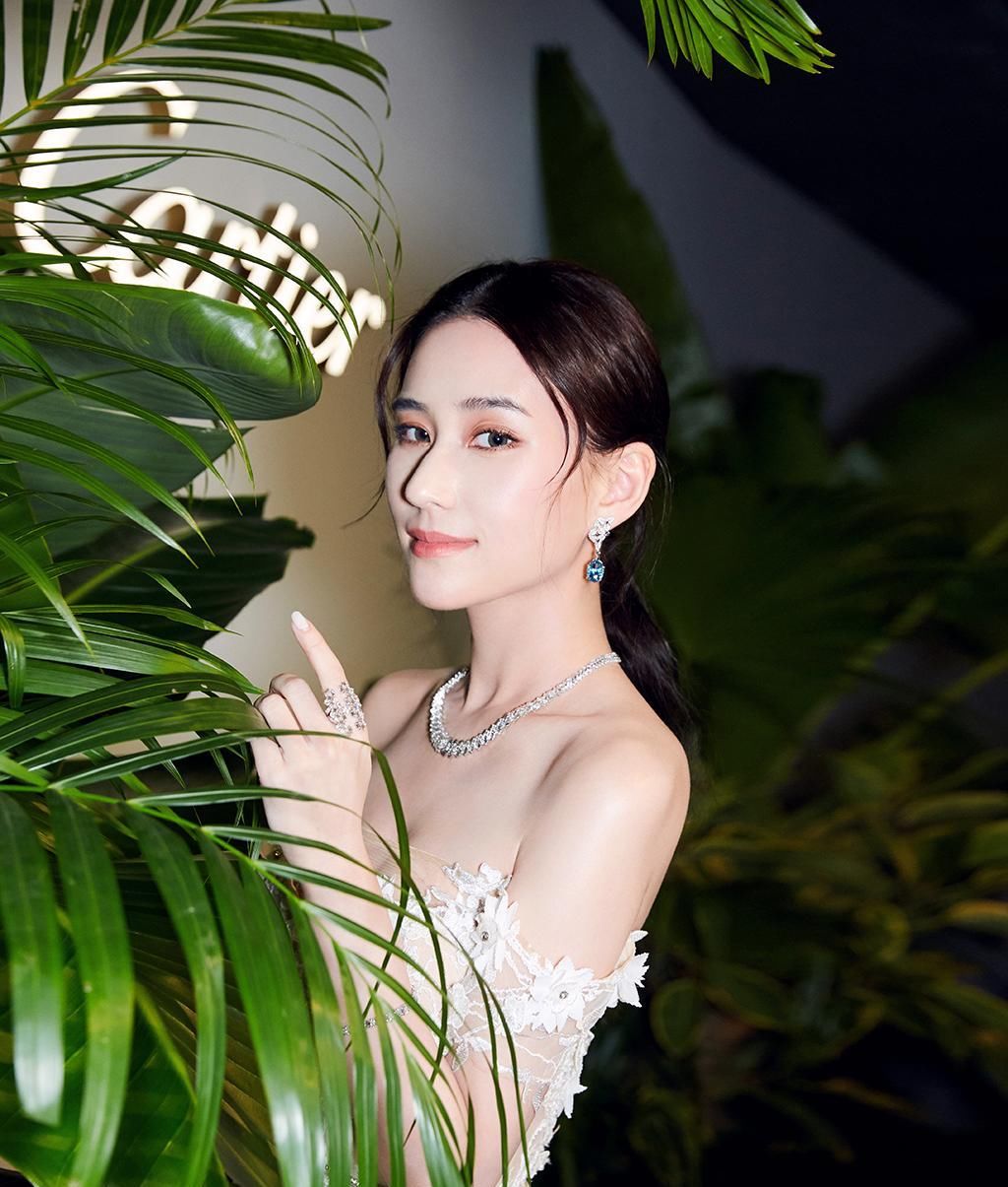 窦骁携何超莲甜蜜亮相，女友穿白色蕾丝抹胸裙，真的太美了