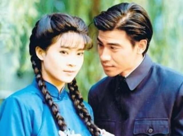 俞小凡夫妇秀恩爱，57岁翁家明满嘴胡渣略憔悴，曾2度背叛妻子