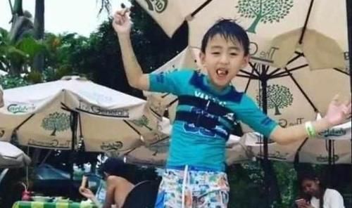 张柏芝儿子成熟稳重，留帅气长发模仿谢霆锋，连动作都像爹