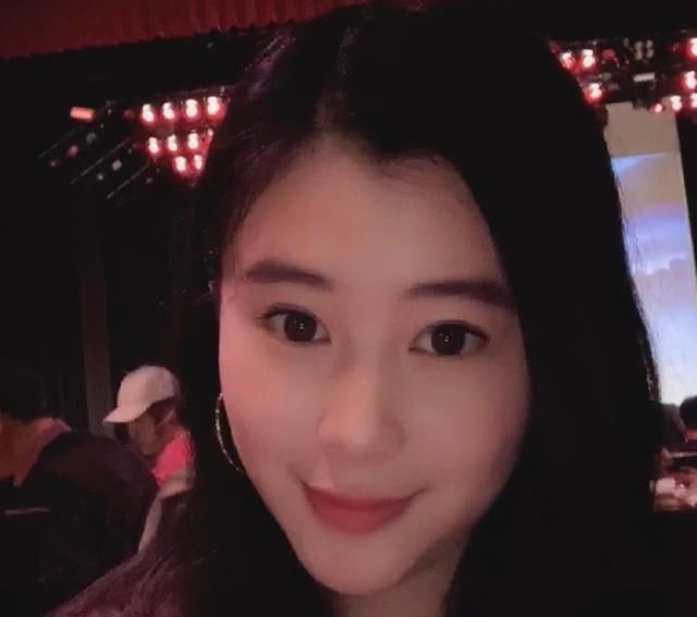 杨子18岁女儿近照曝光,晒豪车钥匙被指炫富,价位限制了想象