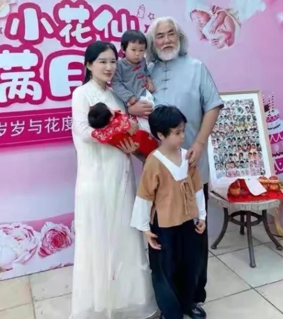 杜星霖被张纪中霸气搂怀，小31岁妻子满面春光，2胎仍小鸟依人