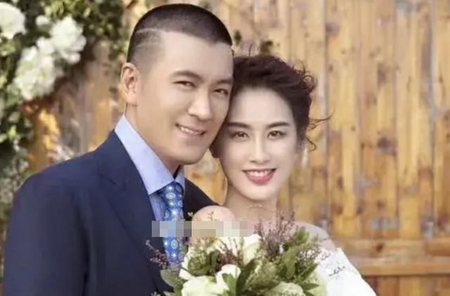 杨子18岁女儿近照曝光,晒豪车钥匙被指炫富,价位限制了想象