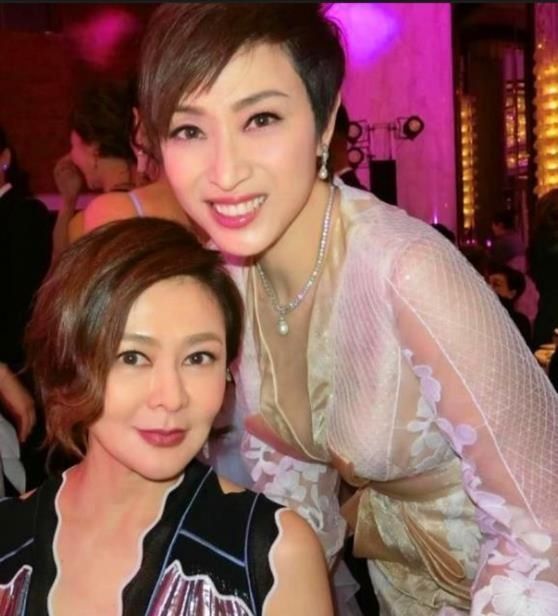真美人都不容易显老，陈法蓉都53岁了，打扮时髦状态很年轻！