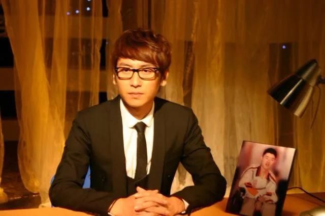 大卫李:大卫·李 从胡南泰那里逃跑 主持《一站到底》 他甚至不会放弃