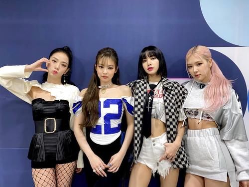 粉墨Jennie俏皮嘟嘴似小猫；金智秀踩高跷苹果肌比心，被称队内大姐大