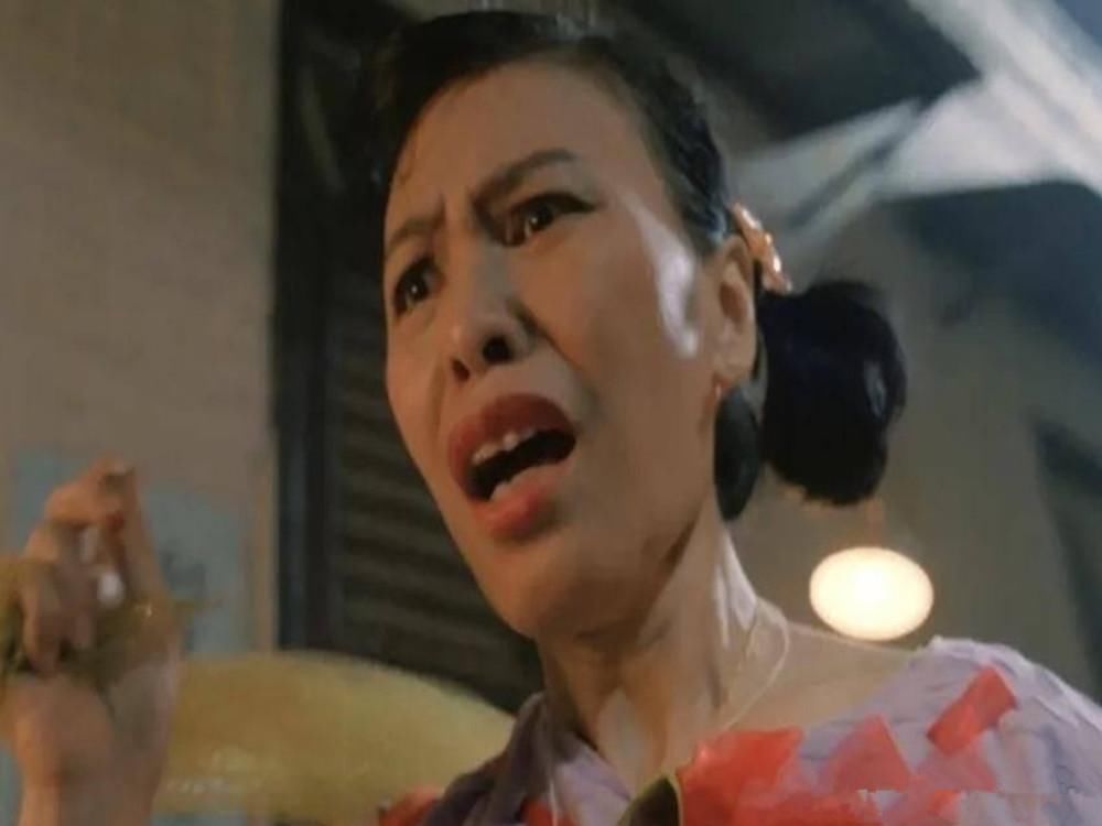 她是TVB金牌丑女，拍戏70年从未谈过恋爱，今80岁仍坚持捐钱