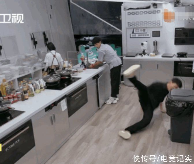 《中餐厅》厨房房顶坍塌后,龚俊因地滑摔倒,安全隐患令人担忧 - 360娱乐,你开心就好