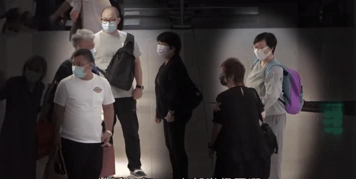 58岁商天娥与老公手牵手恩爱逛街，结婚10年，被宠成了肥娥