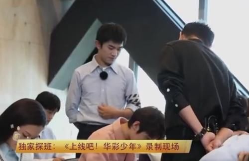 易烊千玺上央视监考，谁注意他出场时的介绍？太给00后长脸了