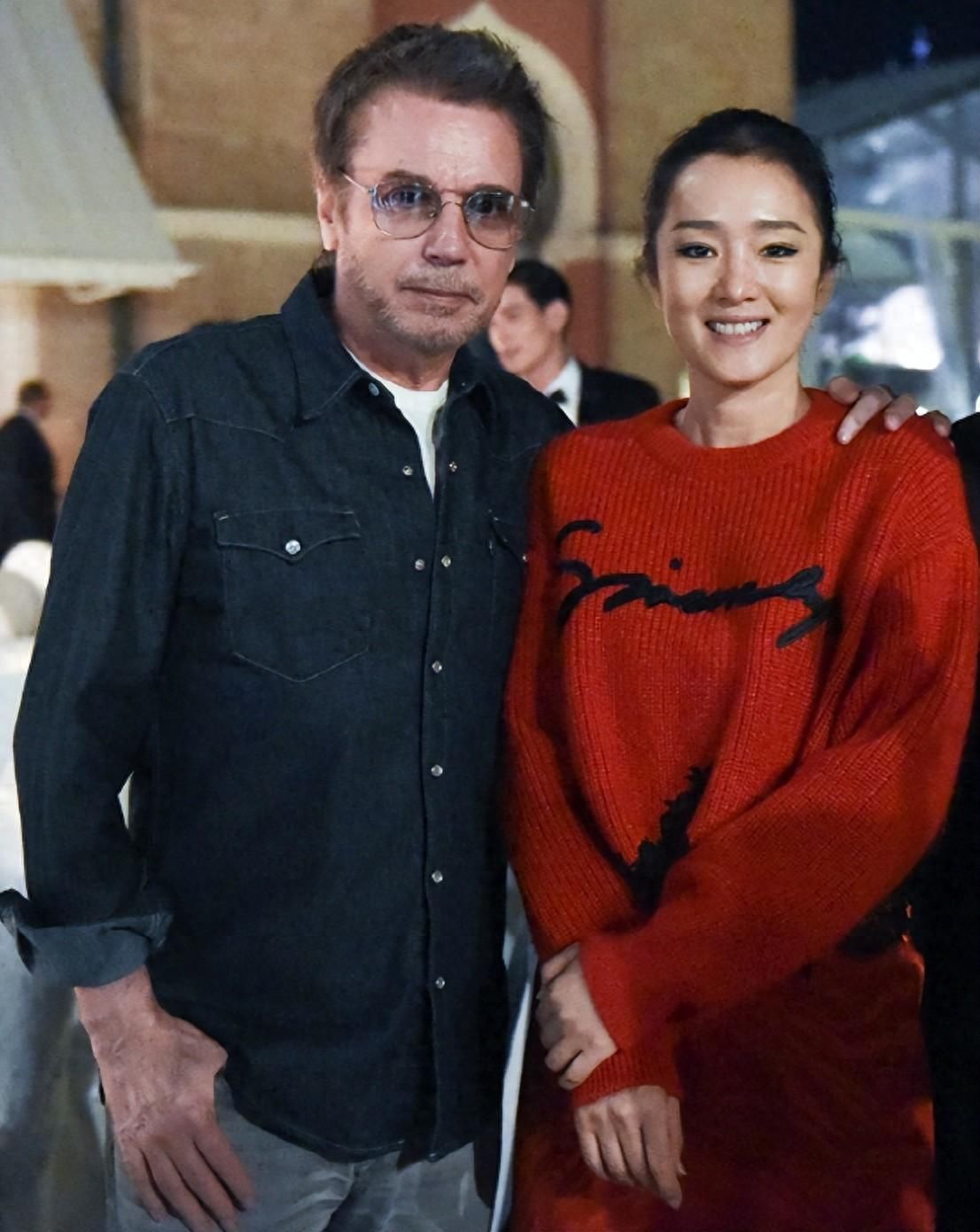 巩俐嫁给老外后真幸福!57岁穿红色毛衣裙嫩得像少女,老公像爸爸 - 360娱乐,你开心就好