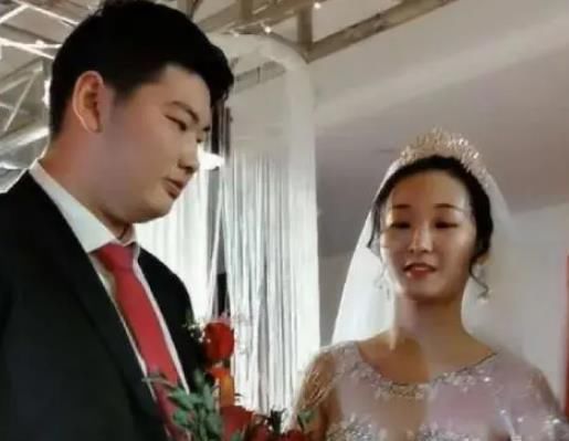 大衣哥儿媳改口了，直播时不断要礼物，与朱单伟未领证：他才19岁