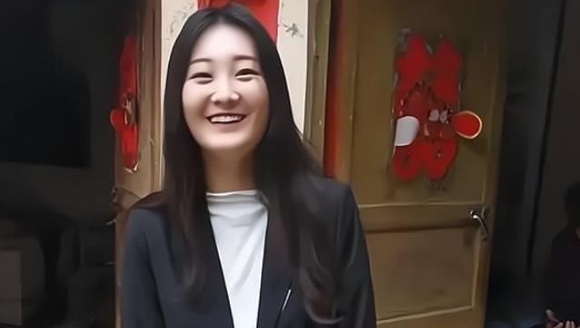 大衣哥儿媳改口了，直播时不断要礼物，与朱单伟未领证：他才19岁