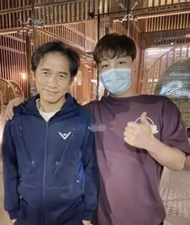 梁朝伟近照不敢认,头发稀疏发白满脸皱纹,58岁似70岁老头