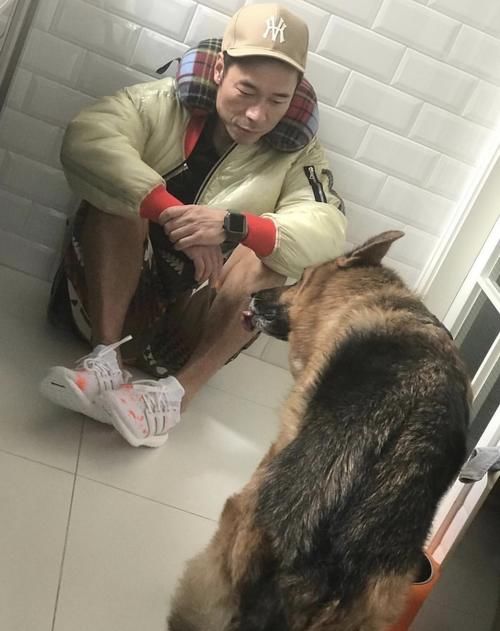 郑秀文许志安经历伤痛后更恩爱，甜蜜挽手逛超市，助男方走出爱犬离世阴霾