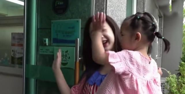 咸素媛去幼儿园接1岁女儿放学，慧贞噘嘴要哭，婆婆瘦身成功励志
