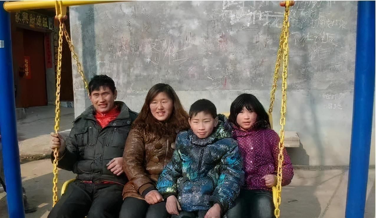 朱之文女儿认真打扮并不丑，千格鸟上衣配小黑裤，同框弟媳显高挑