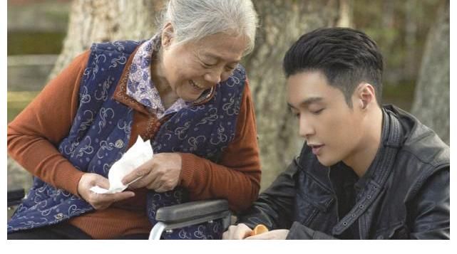 横扫黑风暴:朱怀旭饰演lay奶奶 不仅唐山方言 还贡献亮点