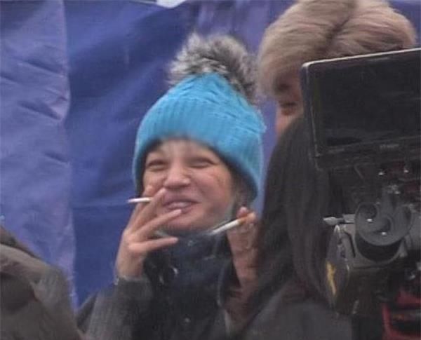 44岁赵薇素颜照遭曝光，全程烟不离手，笑起来像个大妈