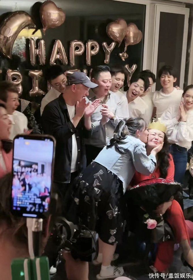 张兰庆65岁生日，被几十名员工围绕表情仍显落寞，亲人均不在身边 - 360娱乐，你开心就好