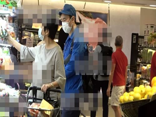 郑秀文许志安经历伤痛后更恩爱，甜蜜挽手逛超市，助男方走出爱犬离世阴霾