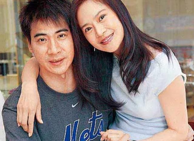 俞小凡夫妇秀恩爱，57岁翁家明满嘴胡渣略憔悴，曾2度背叛妻子