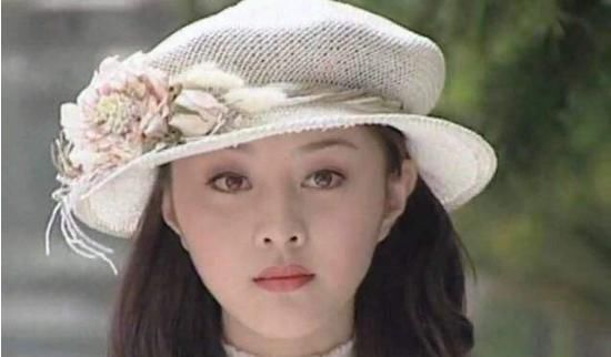 女星年轻时有多美？本以为蔡少芬够美丽了；没想到袁泉也如此动人