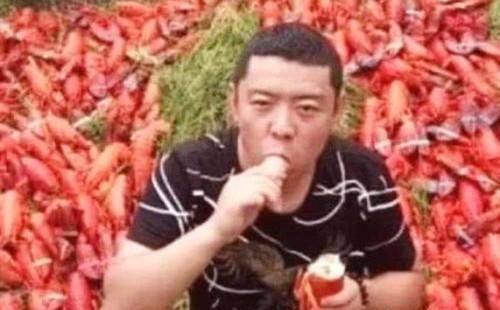 网红吃播有多假？龙虾是塑料，火锅底料是面包，甚至连人都是假的