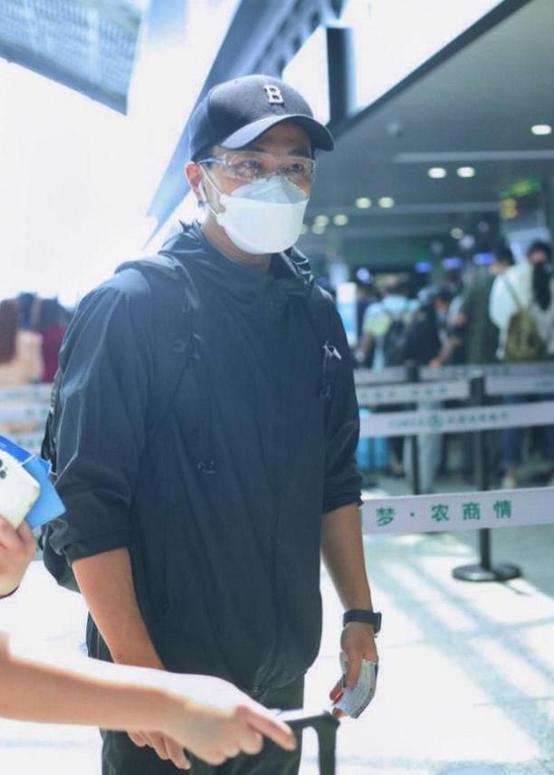 刘恺威与小19岁女星闹绯,亲密拍夫妻戏,这身材真不像45岁