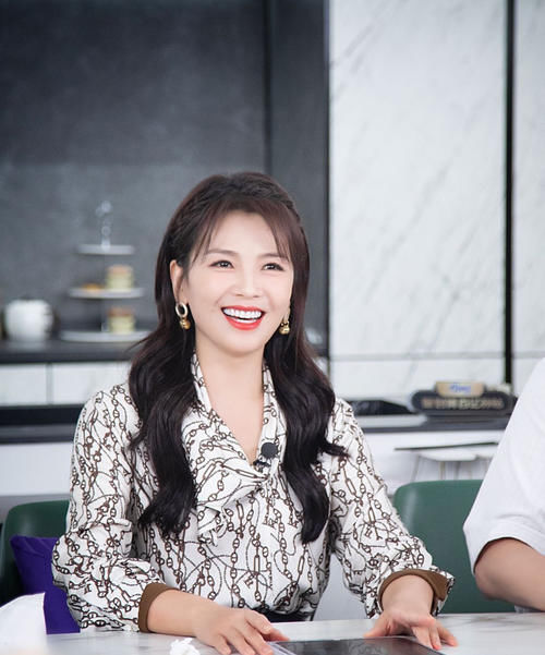 刘涛直播也穿得很高级，印花衬衫配皮裙，气质女神真有品位