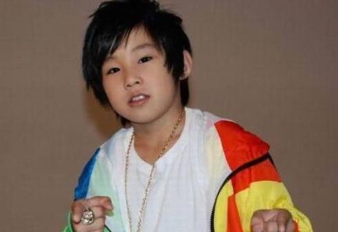 与周杰伦同登春晚成名，父母为捧红他卖房子，今20岁却活成这样