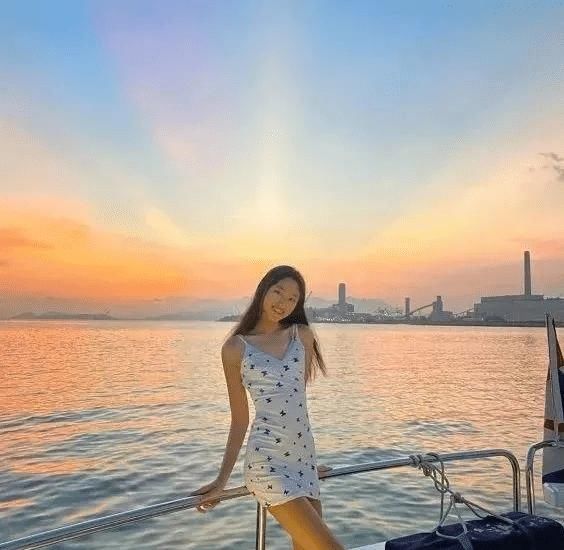 任达华15岁女儿身高将近一米八，外貌清纯身材性感，发育太好惹人爱！