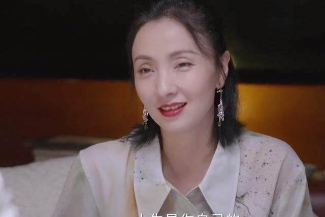 陶虹不后悔当全职，11岁女儿公开身材高挑，称：你不丑也不漂亮