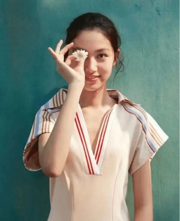任达华15岁女儿身高将近一米八，外貌清纯身材性感，发育太好惹人爱！