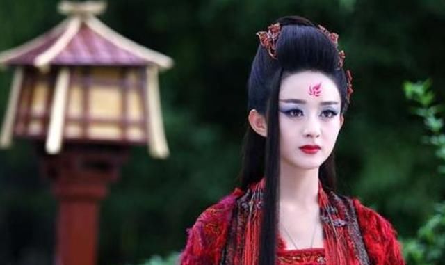 花千骨原定女主不是赵丽颖，原定女主为爱辞演，颖宝亲自找上导演