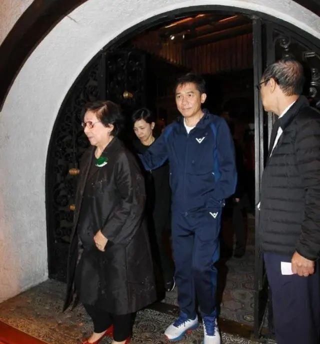 梁朝伟近照不敢认,头发稀疏发白满脸皱纹,58岁似70岁老头