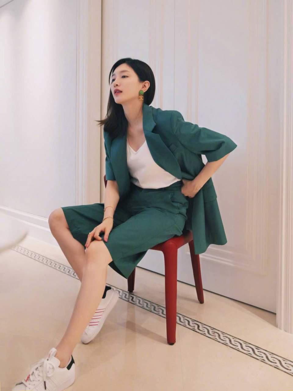 170王鸥这么穿气质真好，绿色连衣裙配透明拖鞋，美.