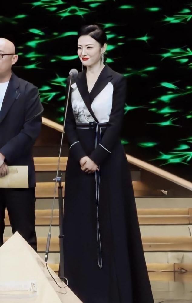 52岁周涛才是仙女本仙!一袭薄纱仙女裙惊艳全场,一打扮赢过女明星