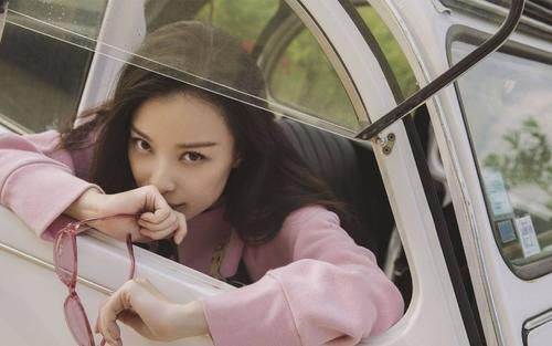 倪妮低胸礼服现身，一张高级脸秒杀众星，娱乐圈中谁能比美